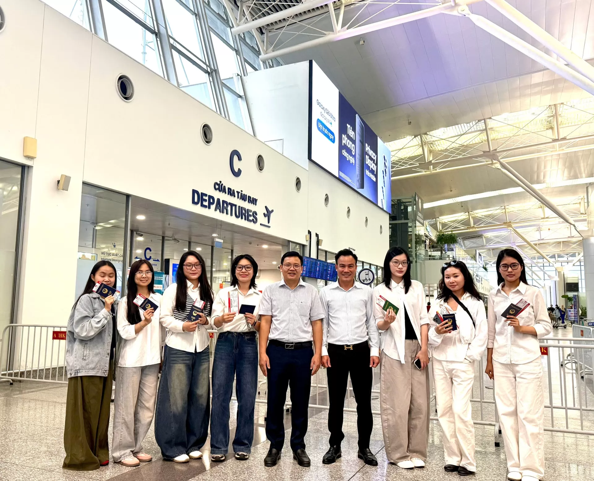 SINH VIÊN TRƯỜNG NGOẠI NGỮ - DU LỊCH THAM GIA THỰC TẬP TẠI SINGAPORE