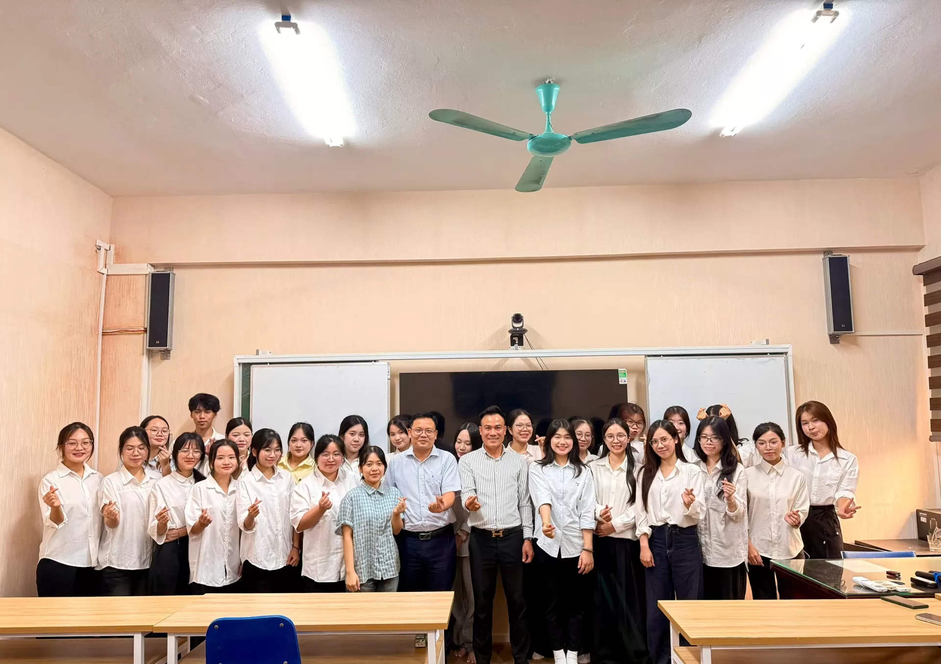 CÔNG TY THỊNH PHÁT TỔ CHỨC PHỎNG VẤN SINH VIÊN TRƯỜNG NGOẠI NGỮ - DU LỊCH, ĐẠI HỌC CÔNG NGHIỆP HÀ NỘI THAM GIA CHƯƠNG TRÌNH THỰC TẬP TẠI SINGAPORE